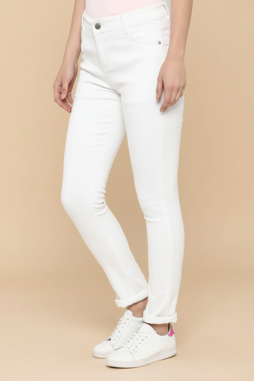 Snuggle Spot Women's Denim Solid Buttoned Jeans (White)