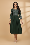 Snuggle Spot Women's Casual Rayon 3-4th Sleeves Kurti (Green)