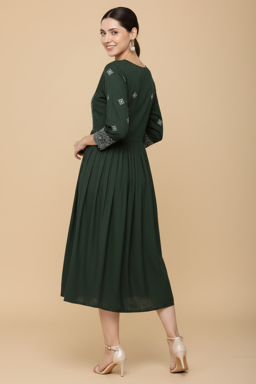 Snuggle Spot Women's Casual Rayon 3-4th Sleeves Kurti (Green)